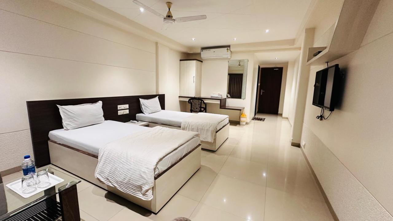 Hotel Ostria Surat Zewnętrze zdjęcie