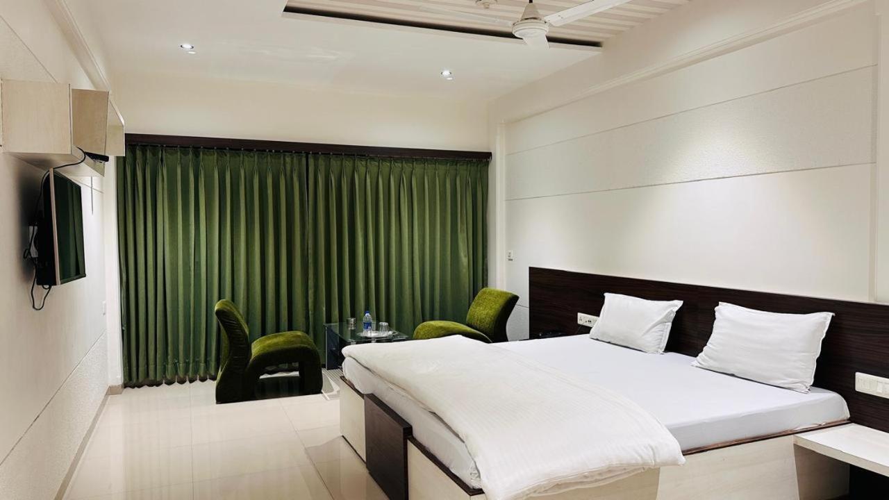 Hotel Ostria Surat Zewnętrze zdjęcie