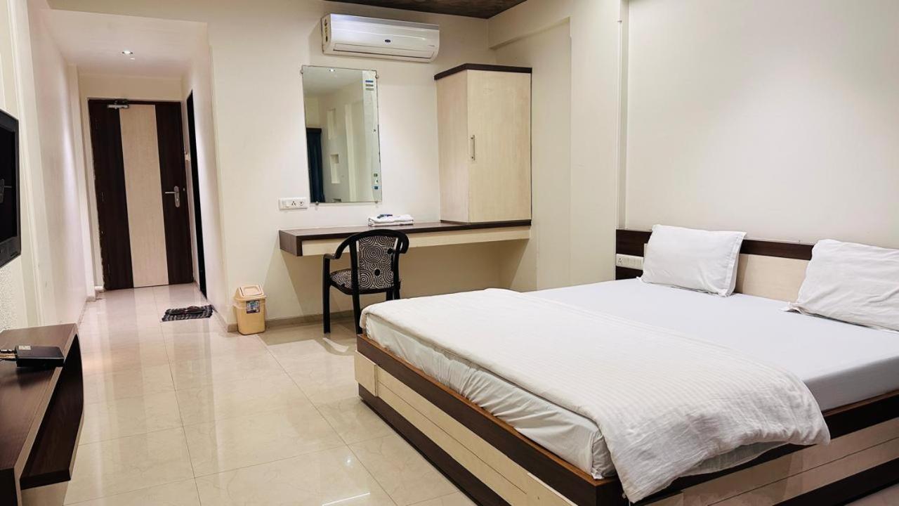 Hotel Ostria Surat Zewnętrze zdjęcie