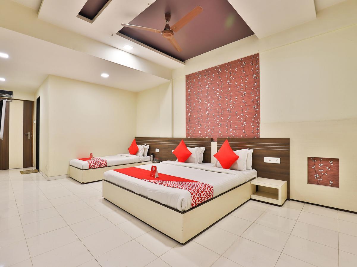 Hotel Ostria Surat Zewnętrze zdjęcie