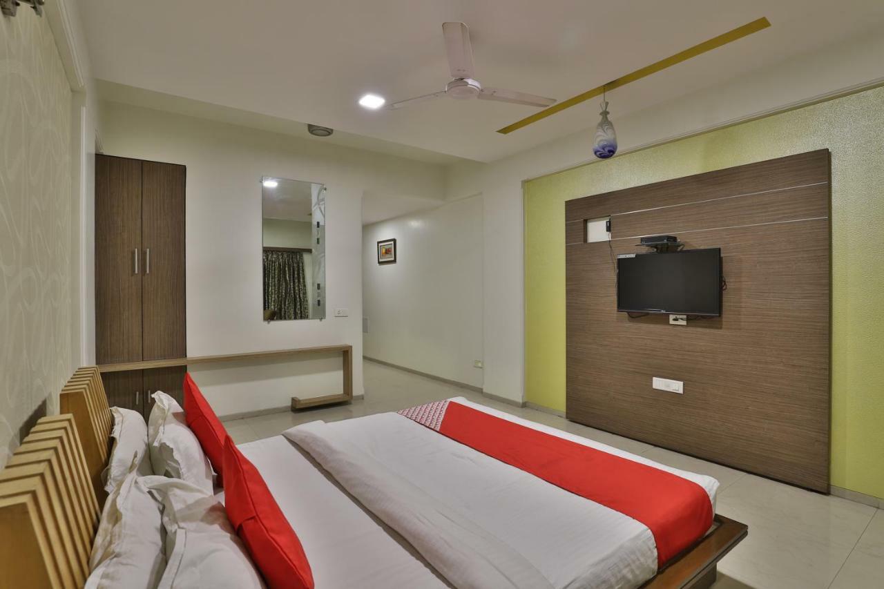 Hotel Ostria Surat Zewnętrze zdjęcie