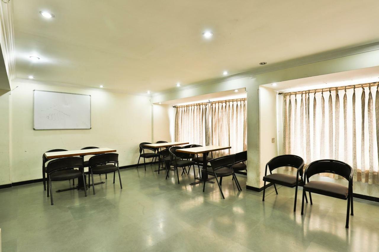Hotel Ostria Surat Zewnętrze zdjęcie