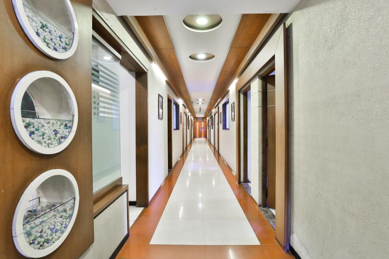 Hotel Ostria Surat Zewnętrze zdjęcie