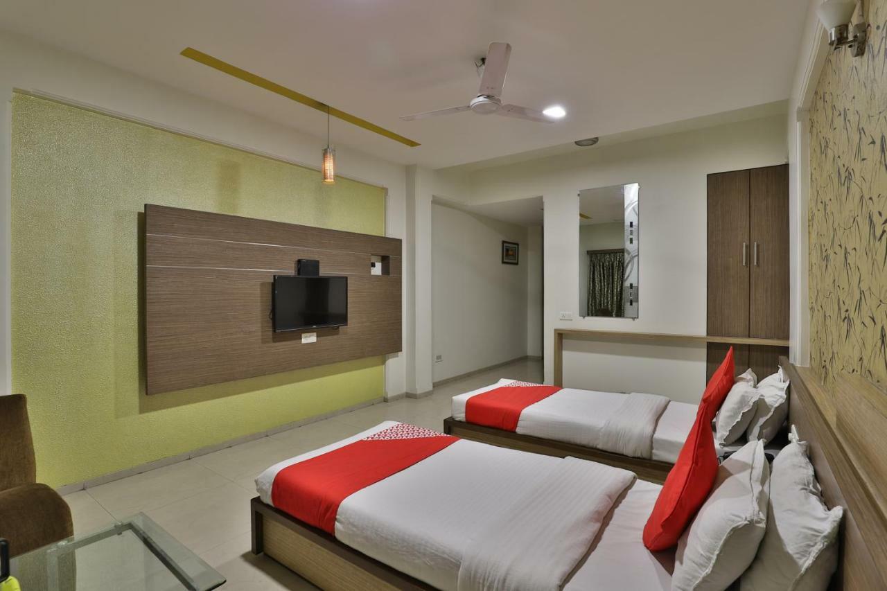 Hotel Ostria Surat Zewnętrze zdjęcie