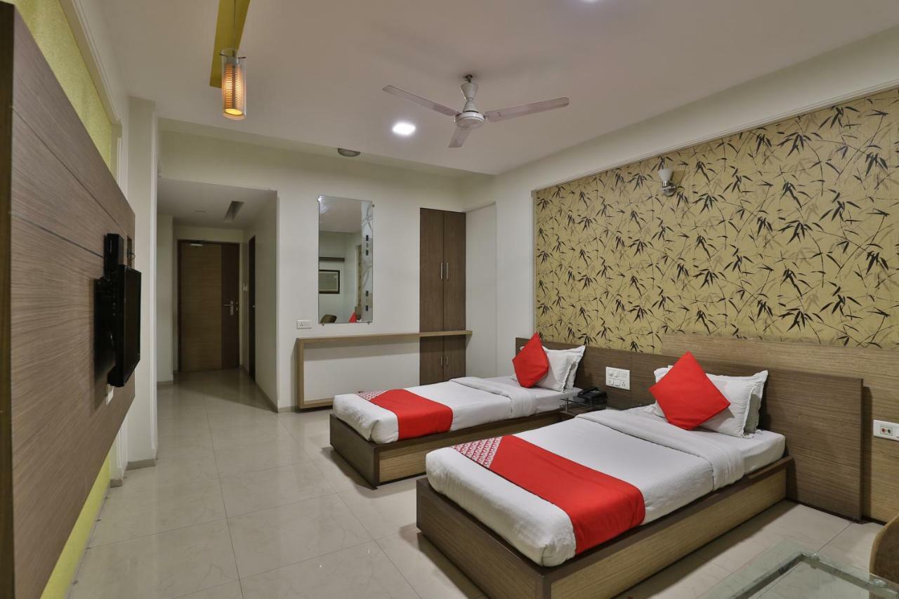 Hotel Ostria Surat Zewnętrze zdjęcie