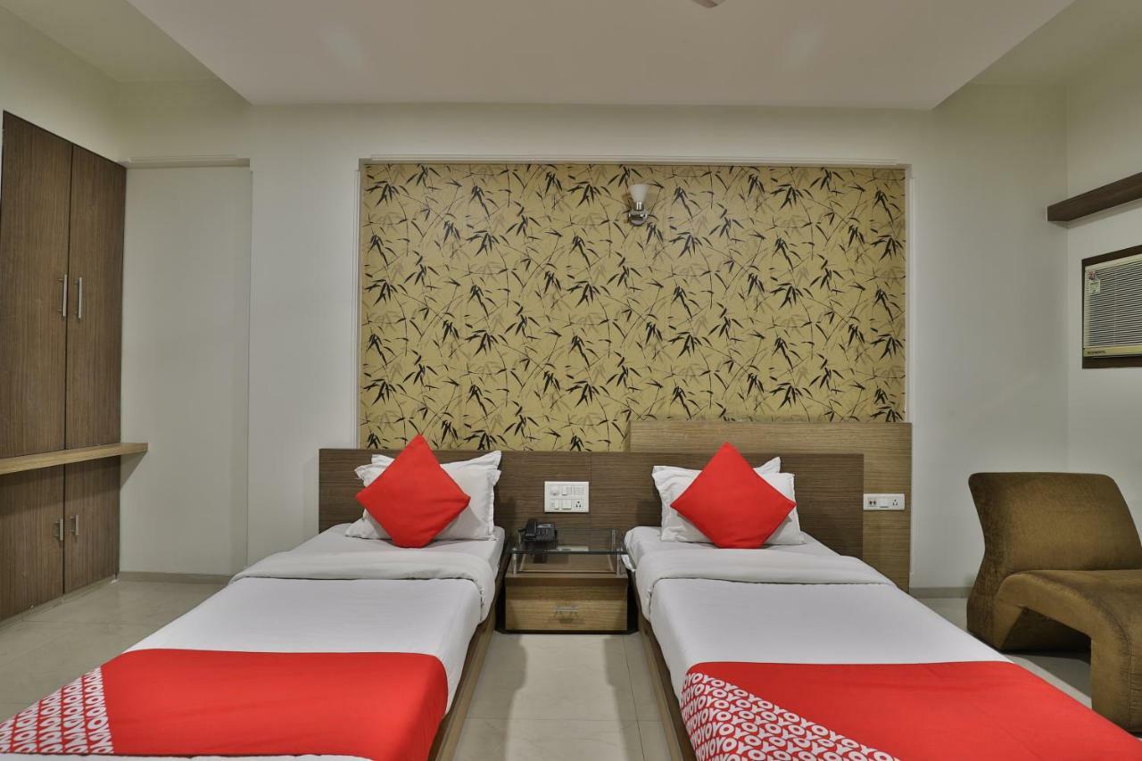 Hotel Ostria Surat Zewnętrze zdjęcie