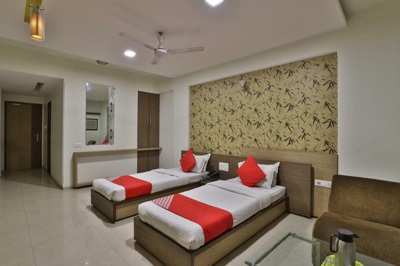 Hotel Ostria Surat Zewnętrze zdjęcie
