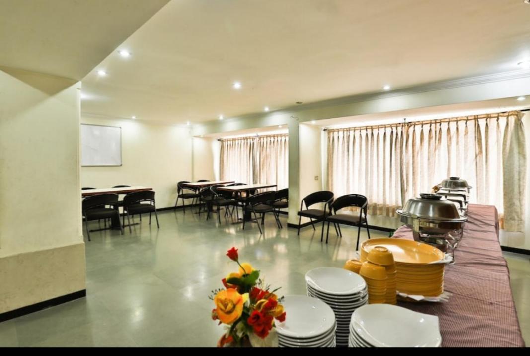 Hotel Ostria Surat Zewnętrze zdjęcie