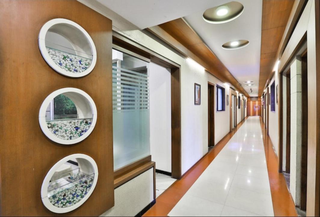 Hotel Ostria Surat Zewnętrze zdjęcie